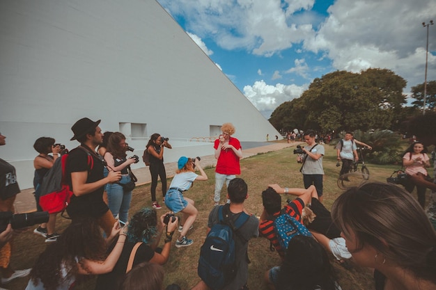 Foto la gente tomando fotos de hombre foto