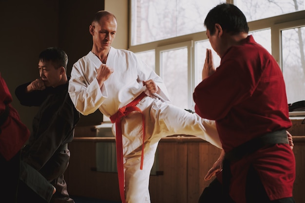 La gente trabaja en la técnica de judo de impacto.