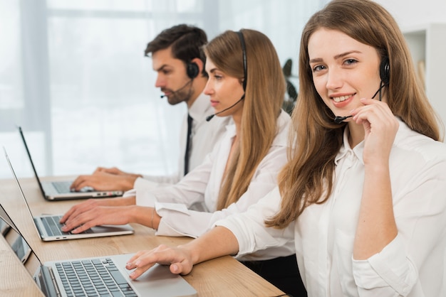 Foto gente trabajando en call center