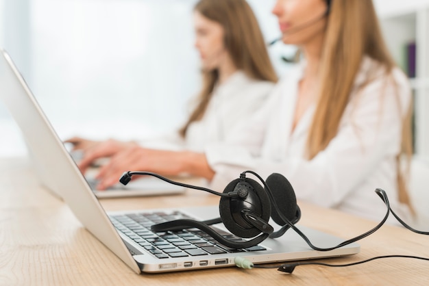 Foto gente trabajando en call center