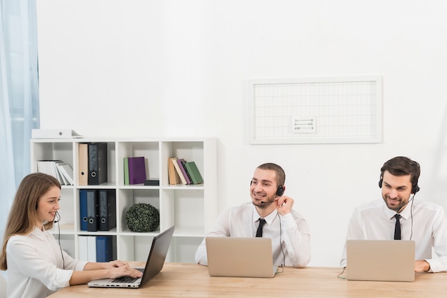 Foto gente trabajando en call center