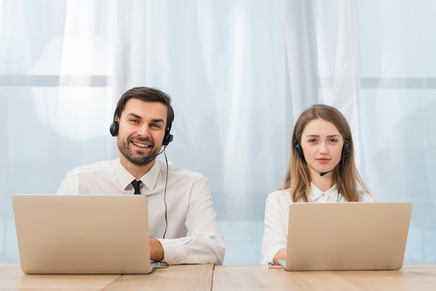 Gente trabajando en call center