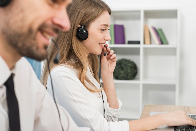 Foto gente trabajando en call center