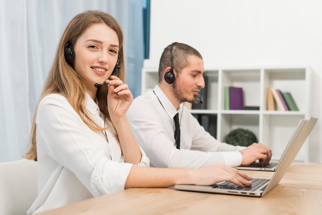 Foto gente trabajando en call center