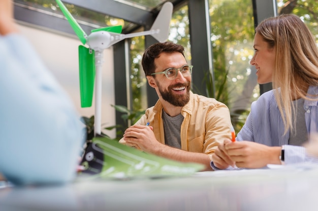 Foto gente trabajando en una marca tecnológica juntos