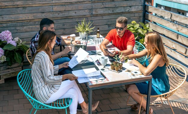 Gente trabajando en la terraza de la oficina.