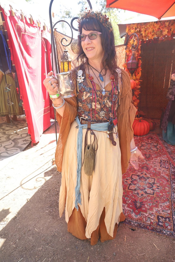 Foto gente con trajes de época en la feria renacentista hollister california