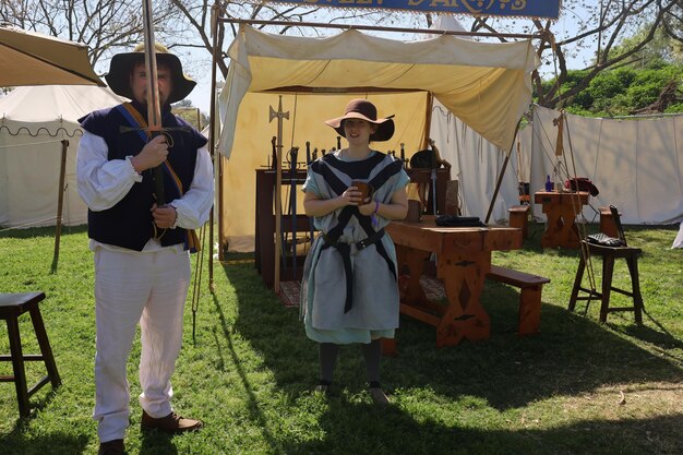 Gente con trajes de época en una Feria del Renacimiento