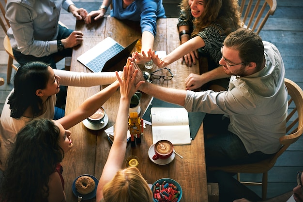 La gente une las manos como un trabajo en equipo