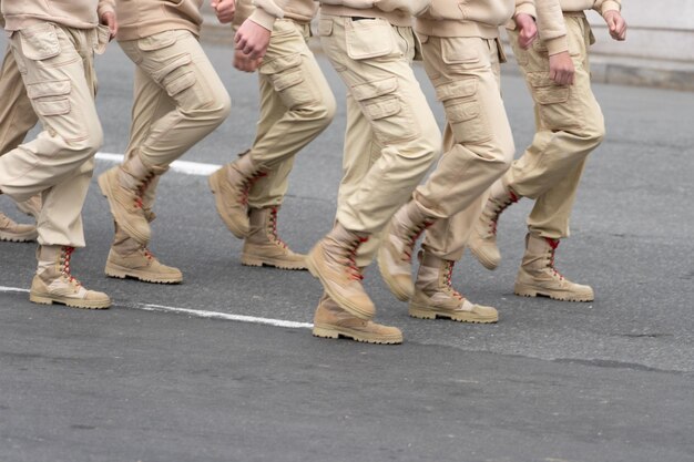 La gente en uniforme militar ligero está en los sistemas de carreteras