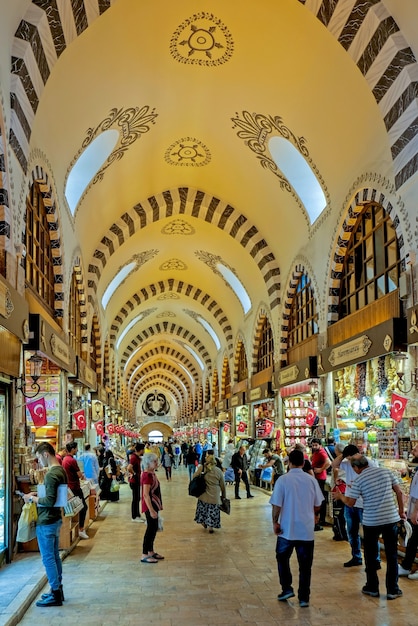 La gente vagando por el bazar de las especias en Estambul Turquia