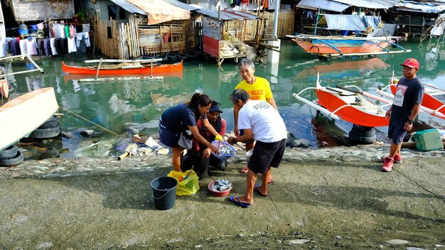 Gente vendiendo y comprando pescado