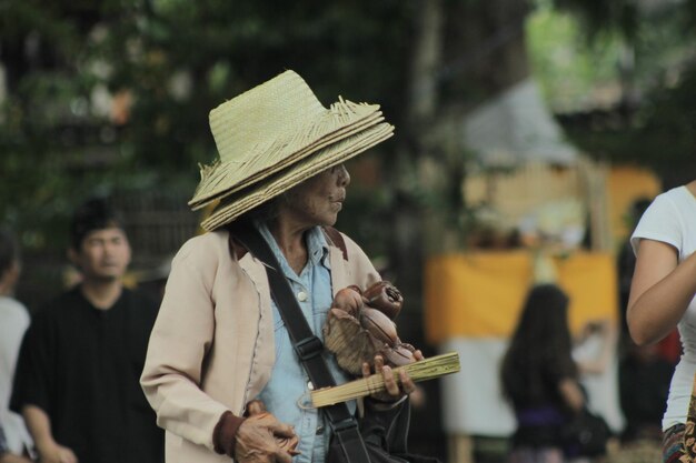 Foto gente vendiendo estatuas