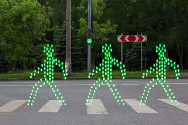 Gente verde caminando paso de peatones