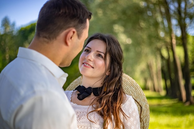 gente con vestidos de novia parada en el prado novia mirando al novio