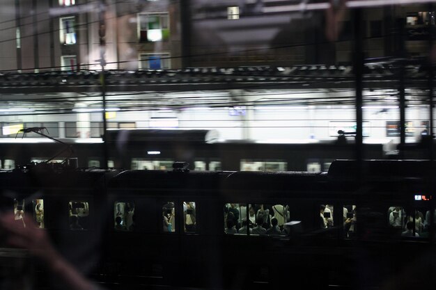 Foto gente viajando en tren vista a través de la ventana por la noche