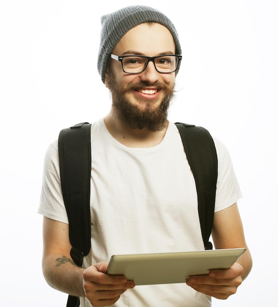 gente viajes turismo y concepto de tecnología feliz joven hombre barbudo con gafas con mochila y tableta sobre fondo blanco estilo hipster emociones positivas