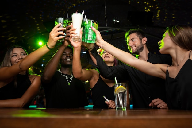 Foto gente de la vida nocturna divirtiéndose en bares y discotecas.