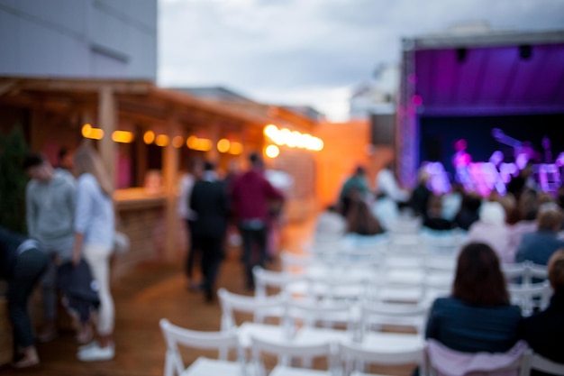 Foto la gente está viendo un concierto de música clásica a la luz del día en un ambiente al aire libre imagen borrosa