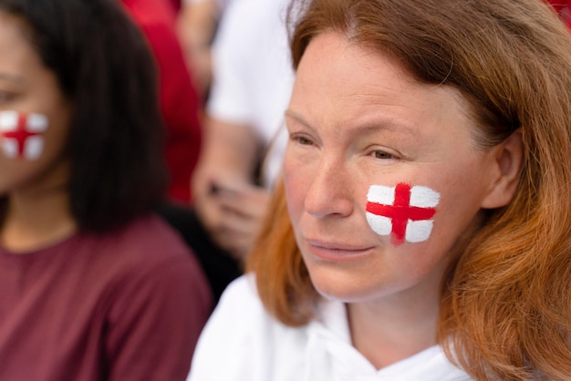 Foto gente viendo un partido de futbol