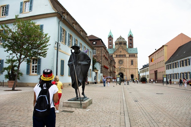 La gente visita Jakob Spilger o St James Way Estatua de un peregrino a Santiago de Compostela en la ciudad de Speyer el 27 de agosto de 2017 en Renania Palatinado Alemania