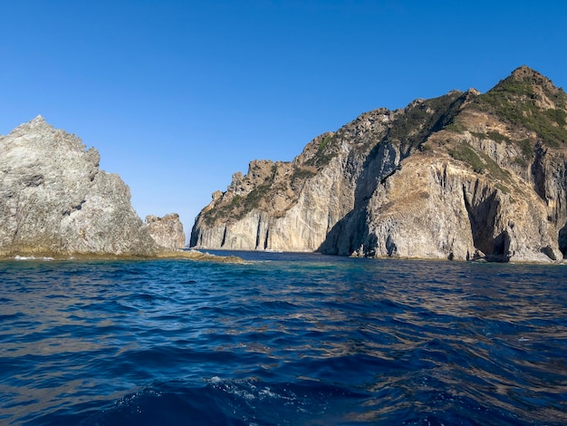 La gente vive en las pequeñas islas del mar Mediterráneo.