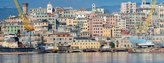 Genua-Stadtbildpanorama vom Seehafen