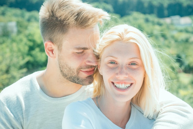 Genuss genießen Ich liebe dich zufriedene Freundin und Freund genießen romantischen Moment romantisch an