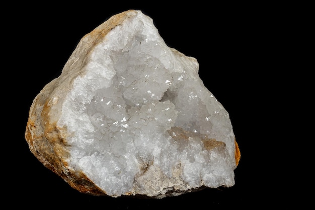 Geodas de cuarzo mineral de piedra macro sobre fondo negro