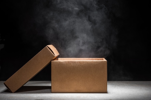 Geöffnete Mystery Box mit Rauch schweben auf