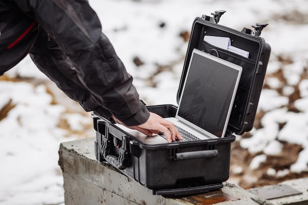 Geöffnete Plastikschutzhülle mit Laptop, der auf einer Baustelle liegt