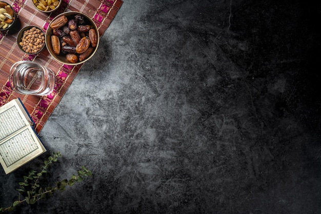 Geöffneter koran in der nähe von datumskonzept von ramadan kareem auf dunklem strukturiertem hintergrund