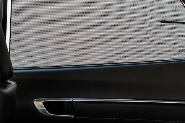 Geöffneter Sonnenschirm. Auto-Seitenfenstervorhänge Sonnenschirme. Sonnenschutzvorhang in einem modernen Auto.