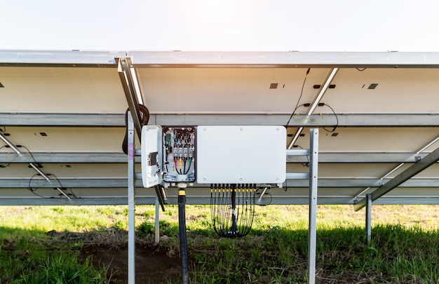 Geöffneter Spannungswechselrichter an der Rückseite des Solarpanels