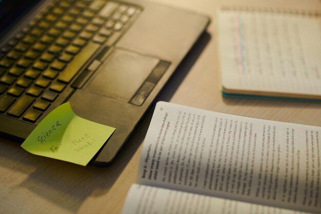 Geöffnetes Buch und Laptop