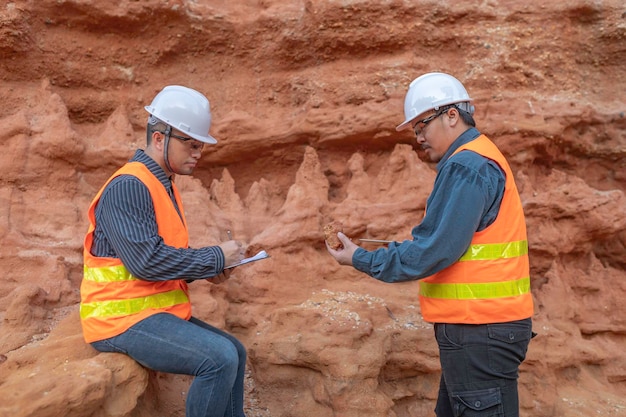 Geologe bei der Vermessung von Minen Entdecker sammeln Bodenproben, um nach Mineralien zu suchen