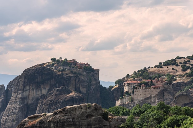 La geología de la naturaleza y los esfuerzos humanos se unieron aquí para crear esta área única del complejo de Meteora, Grecia