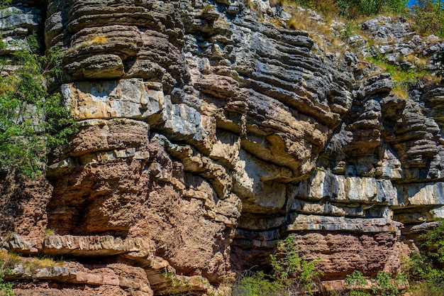 Geologische Formationen in der Schlucht des Flusses Boljetin in Ostserbien