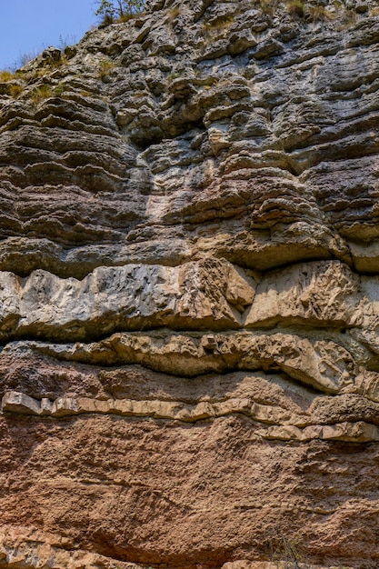 Foto geologische formationen in der schlucht des flusses boljetin in ostserbien