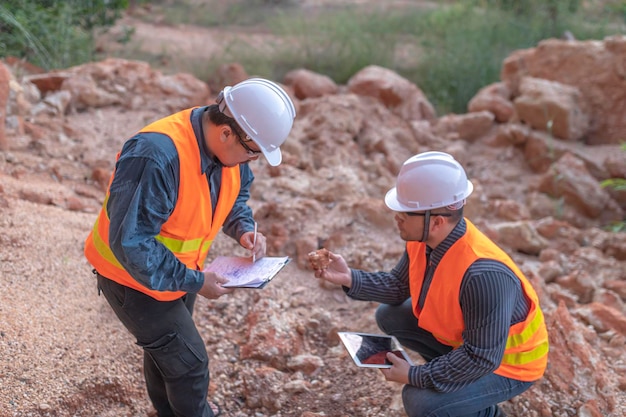 Foto geólogo inspeccionando una minaexploradores recogen muestras de suelo para buscar minerales