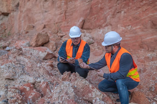 Foto geólogo inspeccionando una minaexploradores recogen muestras de suelo para buscar minerales