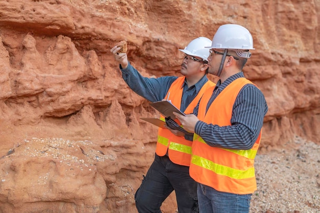 Geólogo inspeccionando una minaExploradores recogen muestras de suelo para buscar minerales