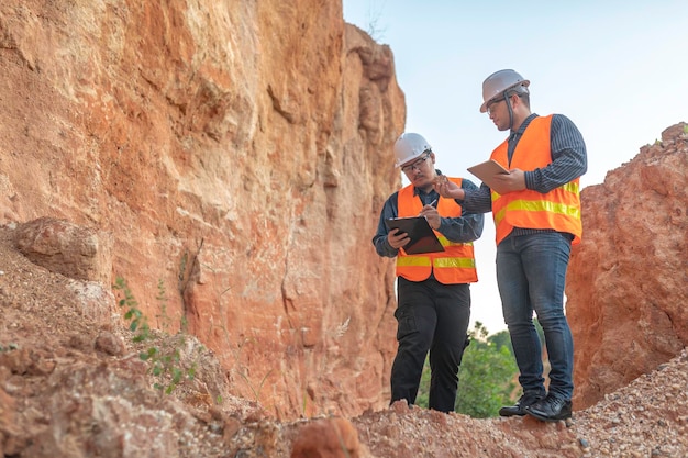 Geólogo pesquisando minaExploradores coletam amostras de solo para procurar minerais