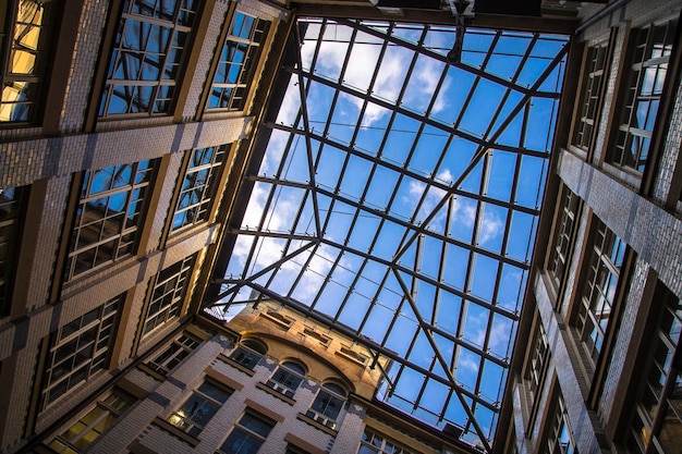 Geometría de la ciudad una vista desde el interior al cielo desde el patio Cuatro paredes de cierre de una casa de ladrillo plaza del cielo Arquitectura moderna y abstracta