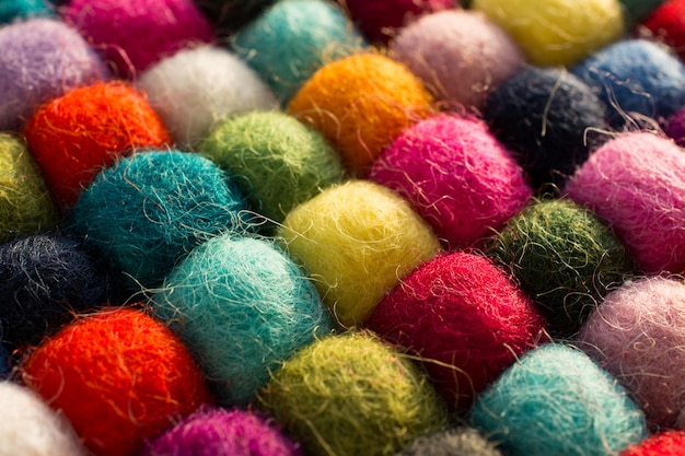 Geométrico com bolas de lã sintética colorida