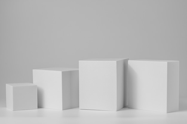 Geometrieförmiges Podium für Mock-up-Präsentation in grauer Farbe und minimalistischem Stil mit Kopierraum, abstraktem Hintergrunddesign. Stehender Hintergrund des leeren Produktregals.
