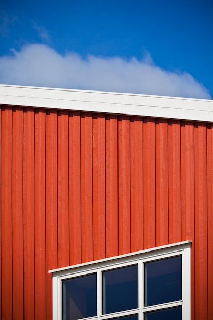 Geometrische Aufnahme der Hauswand auf Himmelshintergrund