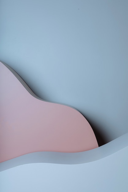 Geometrische blaue und rosa Komposition auf dem Hintergrund einer schlichten Wand Minimalistisches Innendesign Vertikal