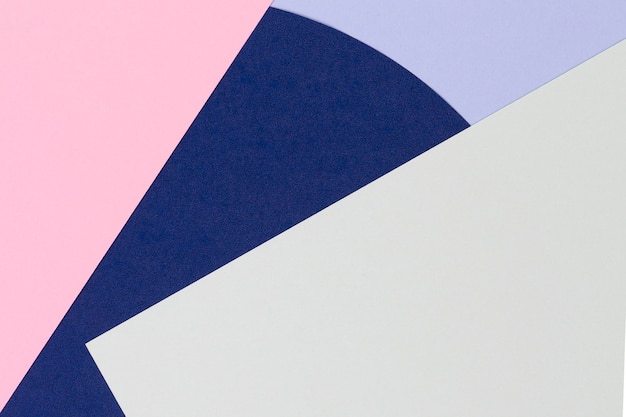 Geometrische Formen und Linien in pastellblau, hellrosa, grün, rot und marinfarbenem Hintergrundpapier