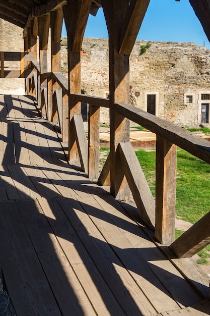 Geometrische Konstruktion einer Holzterrasse in einer alten Festung